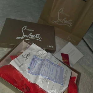 Beige pumps från Christian Louboutin - Säljer ett par ikoniska pumps från Christian Louboutin i beige lack med spetsig tå och hög klack. Skorna har den klassiska röda sulan och är tillverkade i glansigt skinn. Perfekta för dig som vill sticka ut med en lyxig och tidlös look. De är helt nya 