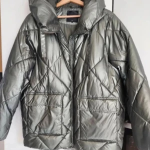 mohito jacka - drag kedjan funkar inye men annars bra skick, första bilen e inye min, kom med pris förslag, den e xs men super stor e storleken så sitter dom M