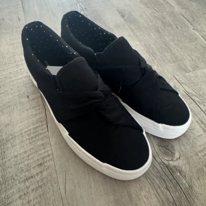 Svarta sneakers från Anna Field - Jättesnygga svarta sneakers från Anna Field med vit sula och snygg knutdetalj över foten. Har aldrig använts💕
