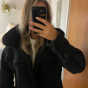 Meotine jacka - Säljer min super fina Meotine jacka som passar perfekt nu till höst och vinter. Denna modell säljs inte längre på hemsidan. Fint skick och är i storlek S/M.