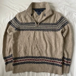 Beige mönstrad stickad tröja | Tommy Hilfiger | XL - Tommy Hilfiger half zip | Skick – 8/10 | Size – XL men passar mer L/M | Tröjan har någon slags grå fläck på nacken kolla bilder! Hör av dig vid minsta fråga eller fundering! 🤩