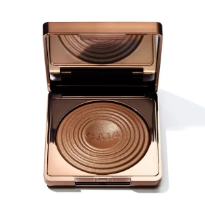CAIA bronzer i lyxig förpackning - Snygg bronzer från CAIA i en elegant, roséguldig dosa med spegel. Pudret har en varm, gyllenbrun ton och en snygg cirkelmönstrad yta. Perfekt för att ge ansiktet en solkysst look. Kommer i originalkartong från CAIA Cosmetics. i antigua färgen, den e helt oanvänd och ligger även kvar i caia kartongen oöpnad!