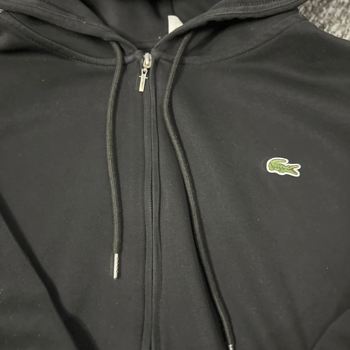 Svart hoodie från Lacoste med dragkedja - 2