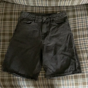 Svarta loose jeansshorts från &Denim - Svarta jeansshorts från &Denim i loose fit med klassisk femficksdesign och råa benslut. Perfekta för en avslappnad stil och tillverkade i denim för en cool vibe.