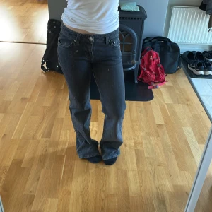 Svarta bootcut jeans från Perfect Jeans Gina Tricot - Snygga svarta jeans från Gina Tricot i bootcut-modell. Jeansen har låg midja, klassiska fem fickor och raka ben som släpper ut lite nertill. Perfekta till sneakers eller boots och tillverkade i mjukt denimtyg.