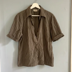 Grön skjorta - Olivgrön kortärmad skjorta. Storlek M.