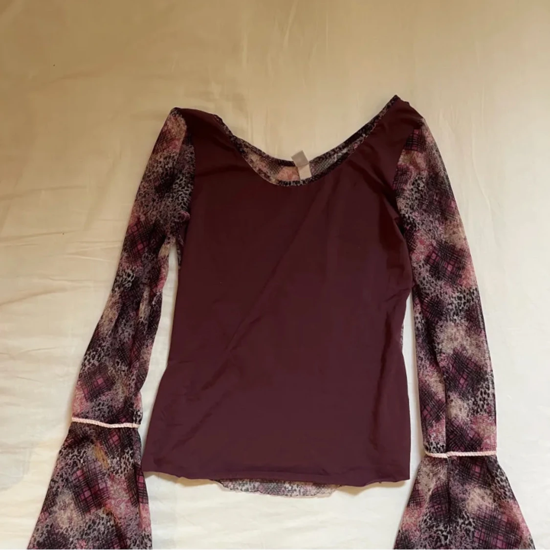 Vinröd Intimissimi topp med mönstrade ärmar - 1