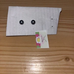 Korvakorut - Ihanat pallo korvakorut. Desinfioitu ja puhdistettu käytön jälkeen. Kissatalous MMM, lisätietoja saa kysymällä Katsothan myös muut ilmoitukseni Mikäli hinta ei miellytä tarjoa rohkeasti