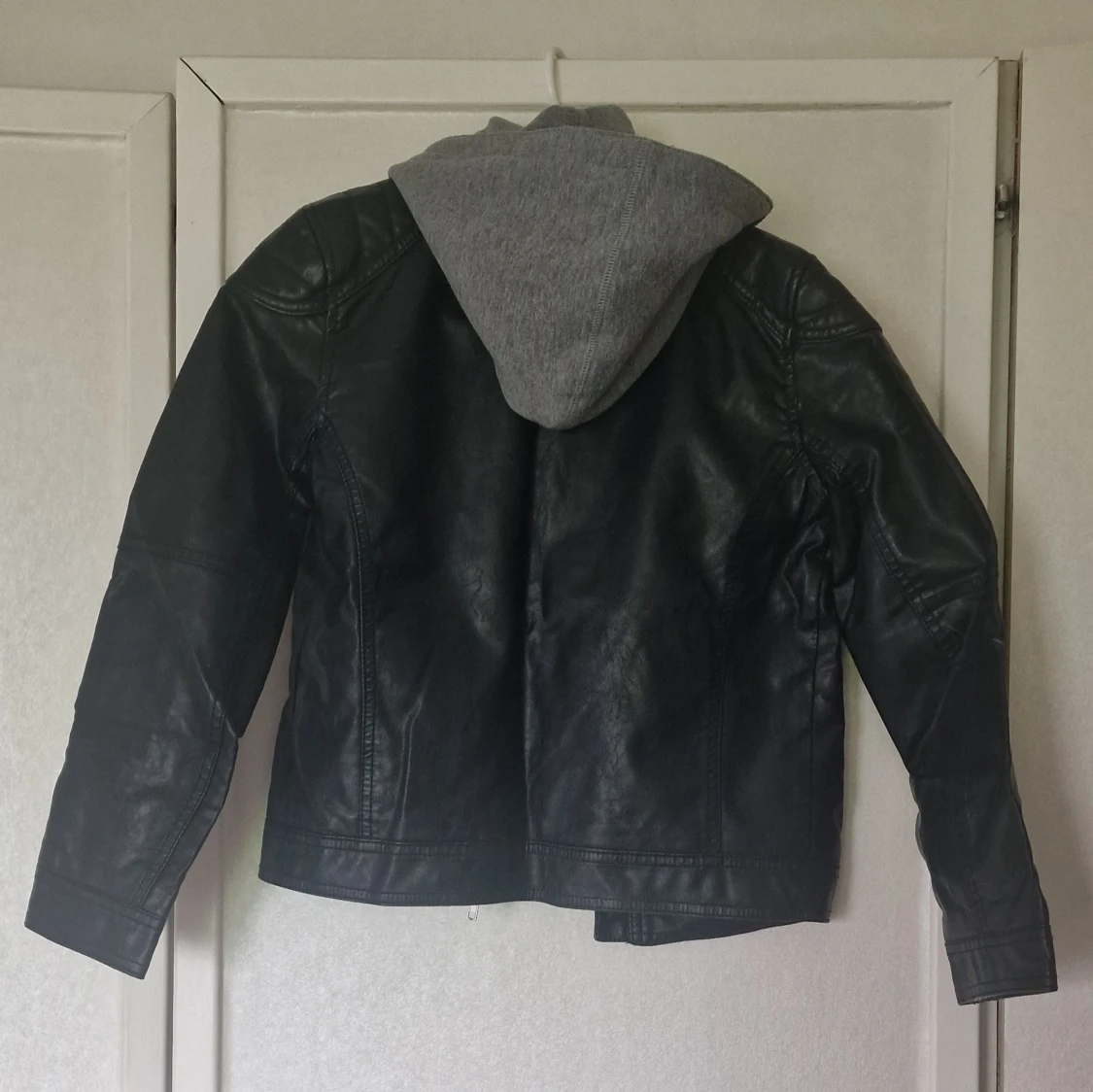 Svart skinnjacka med avtagbar huva från H&M - 1