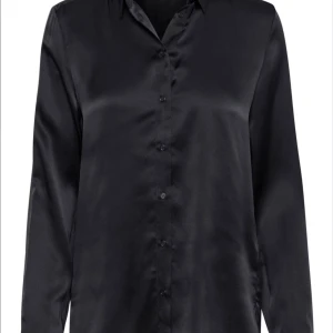 Silkeskjorta (100% silke) svart InWear - Snygg svart silkessjorta från InWear i 100% silke Premium. Modell Leonore. Klassisk krage, knäppning framtill och lång ärm. Skjortan har en clean look och passar perfekt till att lyfta vilken outfit som helst. Nypris: 1200kr 