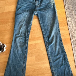 Bootcut jeans  - Bootcut jeans med låg midja från Monki 