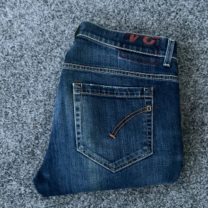 Dondup jeans - Sjukt feta dondup jeans! Size: w 34 men är uppsydda! Så passar dig mellan 175-183+ beroende på vikt osv! Skick: 8/10! Hör av dig vid minsta fundering 🤩