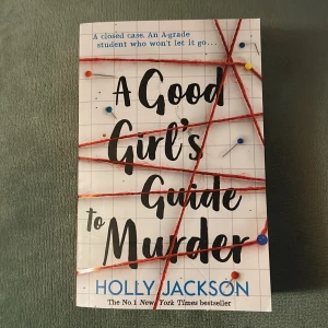 A Good Girl's Guide to Murder - Säljer då den inte är för mig men det är en väldigt bra bok 
