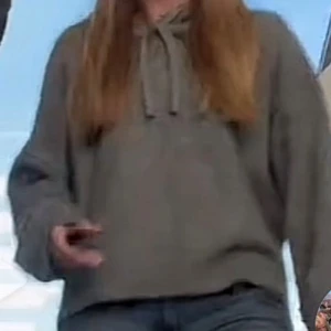 Stickad hoodie  - Mysig grå hoodie med huva och snörning i halsen. Tröjan har en avslappnad passform och långa ärmar, perfekt för en chill och bekväm stil. Passar lika bra till jeans som till mjukisbyxor.