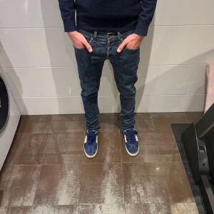 Dondup George  - Dondup jeans | Riktigt feta och populära jeans | Skick= 9/10 | nypris= 4000 kr | vårt pris=749kr | Hör av dig vid minsta fundering!