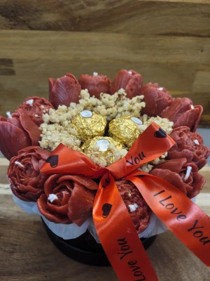 Ljus buketter - Bilderna visar en vacker bukett med röda blommor, Ferrero Rocher-choklad och ett rött band med texten 'I Love You'. Blommorna är gjorda av vax och dom är små doftande ljus. Kan göras i alla färger och dofter detta är en stl s på boxen. 