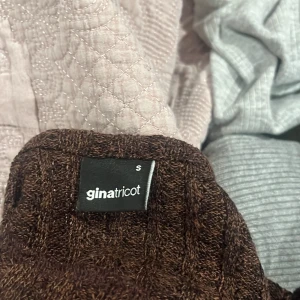 Brun ribbad tröja från Gina Tricot - Säljer en brun ribbad långärmad tröja från Gina Tricot i storlek S. Tröjan har croppad passform och är tillverkad i ett mjukt stickat material som är perfekt för kyligare dagar. Snygg att styla med både jeans, kostymbyxor och kjol. Den är stor på mig så väljer att sälja den