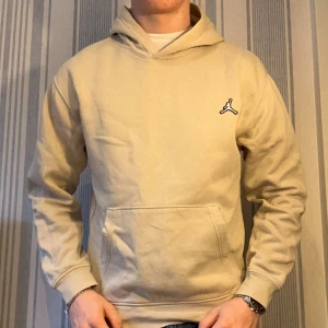 Jordan hoddie beige i storlek M - Snygg beige hoodie från Jordan som passar perfekt nu till vintern då den är gjort av ett bra material och har en snygg luva. Hoddien passar till alla outfits och är en hoddie man måste ha i sin garderob! Den är i bra skick såklart!