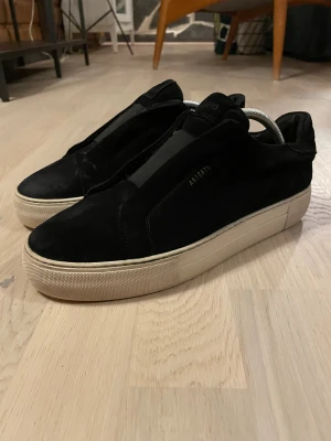 Axel Arigato 360 Laceless sneakers - Snygga skor i svart mocka och vit sula från Axel Arigato i storlek 42. Nypris 2500kr - utgången modell, går alltså går ej att få tag på längre! Skorna har några små defekter här och där men inget som påverkar skorna mycket alls! (Se bilder) OBS!! Ingen innersula ingår vid köp av skorna-därav lägre pris. Hör av er vid frågor!🔥🤝