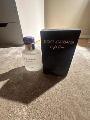 Dolce & Gabbana Light Blue Pour Homme - Fräsch Eau de Toilette för honom från Dolce & Gabbana. Volym: 75 ml. Ingredienser: alkohol, aqua (vatten), parfym (fragrance), limonene, linalool, citral m.fl. Tillverkad i Frankrike. Perfekt för dig som vill ha en ikonisk doft i samlingen.