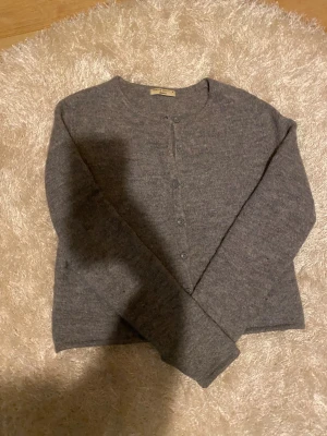 Grå kofta från Gina Tricot - Grå kofta från Gina tricot, storlek M