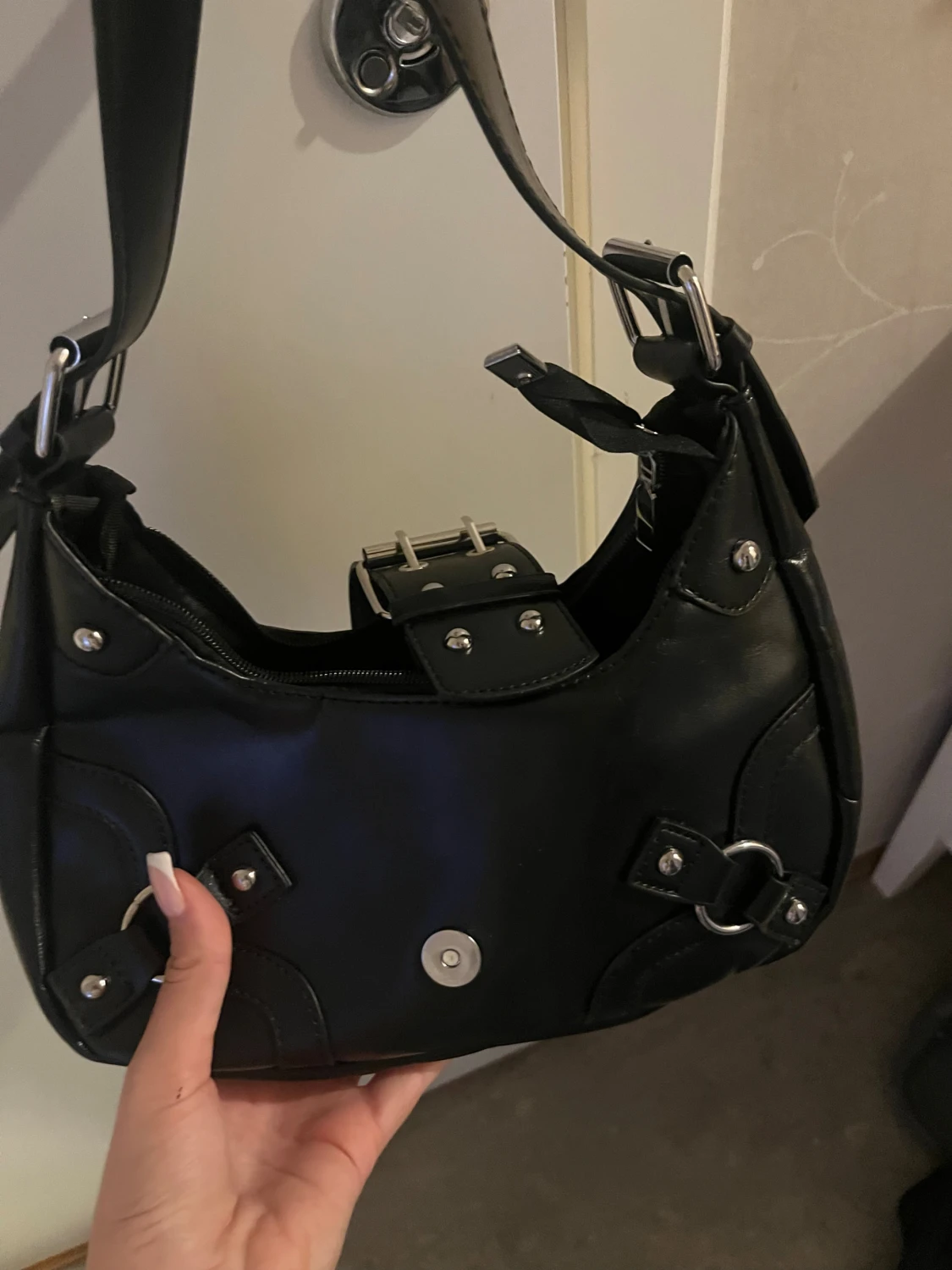 Svart axelväska med stora metalldetaljer - 5