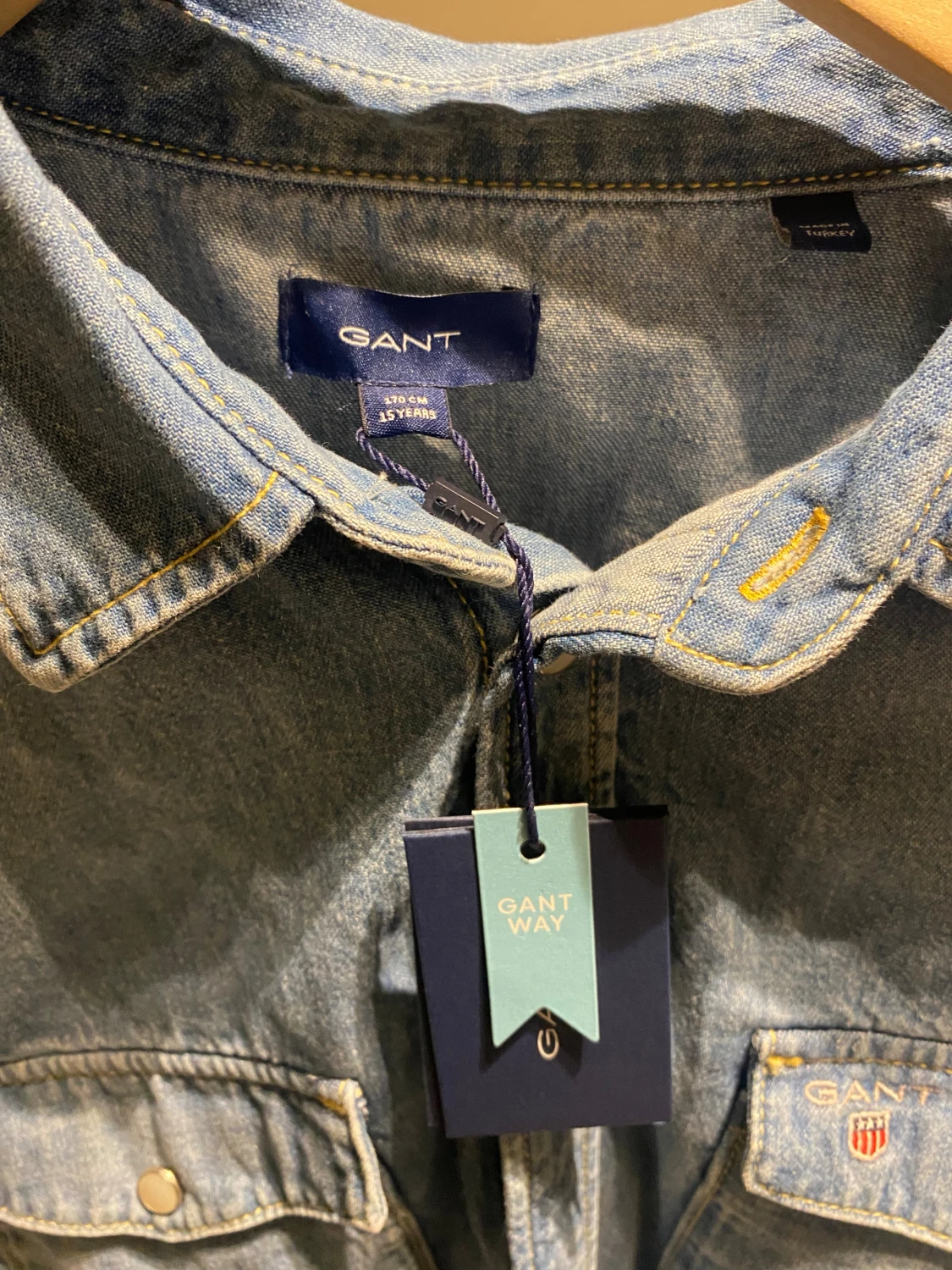 Blå jeansskjorta från Gant - 1