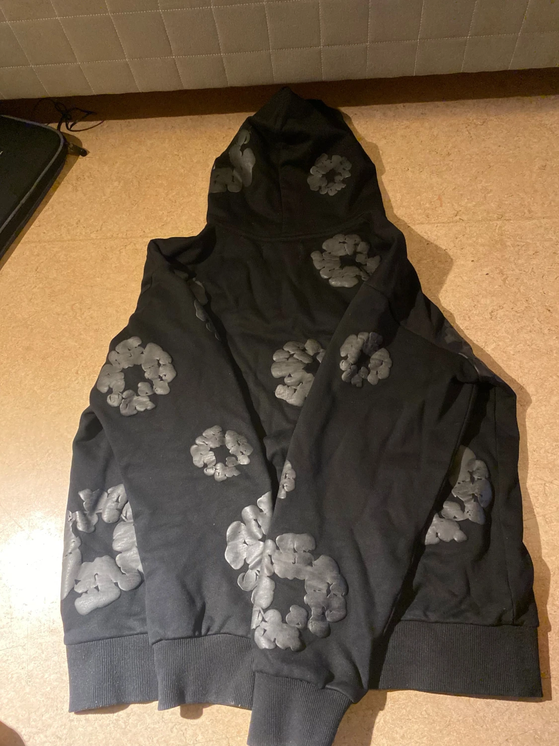 Svart hoodie från Denim Tears med grått mönster - 2