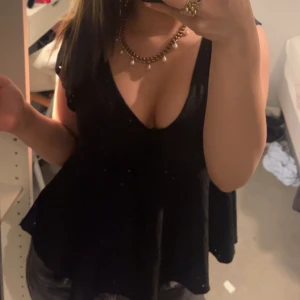 Svart top - Topp från SHEIN i storlek S