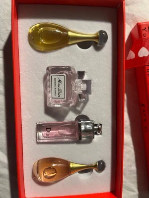 Dior miniparfym set med 4 olika parfymer - Lyxigt presentset med fyra Dior-miniparfymer. Perfekt att ge som present. Skriv för mer info o bilder😀