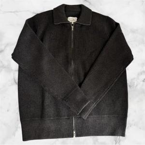 Grå Maison Margiela zip - Grå Maison Margiela zip tröja, tjock och varm inför kalla tider. Storlek: M.