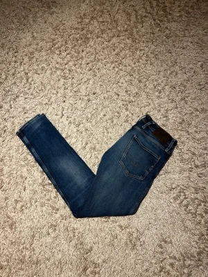Replay anbass jeans slim fit herr w31 blå  - Replay anbass  jeans i slim passform. Mycket bra skick, inga märkvärdiga defekter. Storlek W31. Skön wash på dessa, postas samma dag som köp eller dagen därpå🙌💯