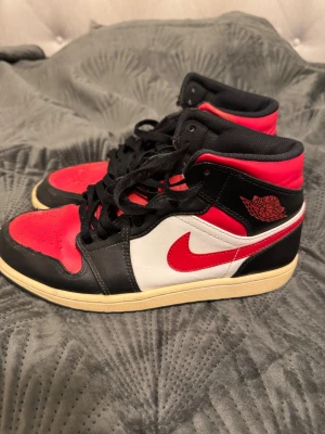 Jordan 1 - Säljer mina Jordan 1s har it använt de på länge och vill få bort de. Pris går att diskutera 