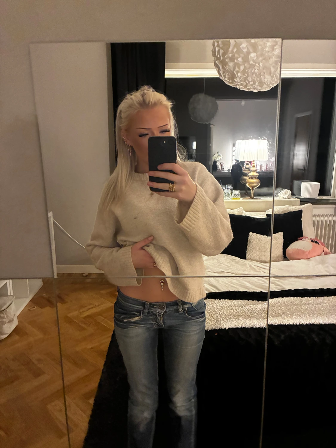 Blå jeans med dragkedjor och slitningar