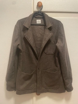 Brun kavajjacka från John Henric - Brun kavajjacka från John Henric i ull