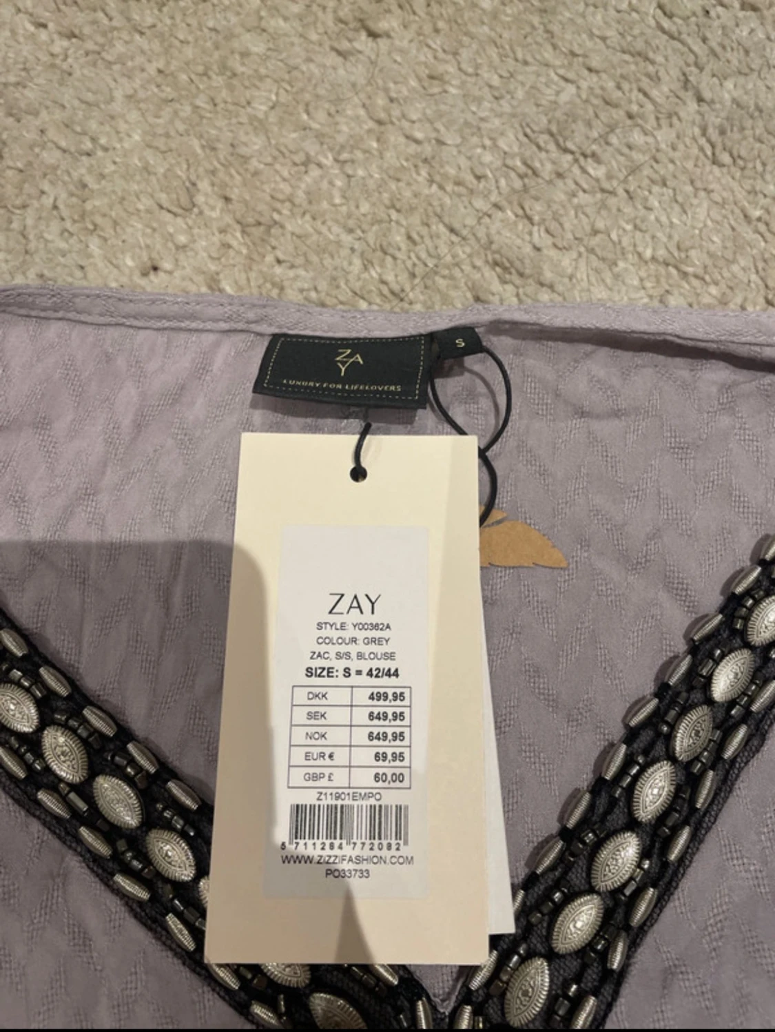 Grå blus med dekorerad v-ringning ZAY - 1