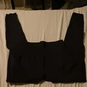 Mörkblåa  seamless leggings från ARKET - Mörkblåa  leggings från ARKET i storlek S, tillverkade i ett seamless utförande för extra komfort. Materialet är stretchigt med 91% polyamid och 9% elastan, vilket ger en tight och följsam passform. Perfekta för dig som gillar stilrena och enkla plagg.