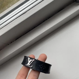 Lv slim braclet  - Kan ändra storleken med tre olika hål som gör att du enkelt kan anpassa din storlek 