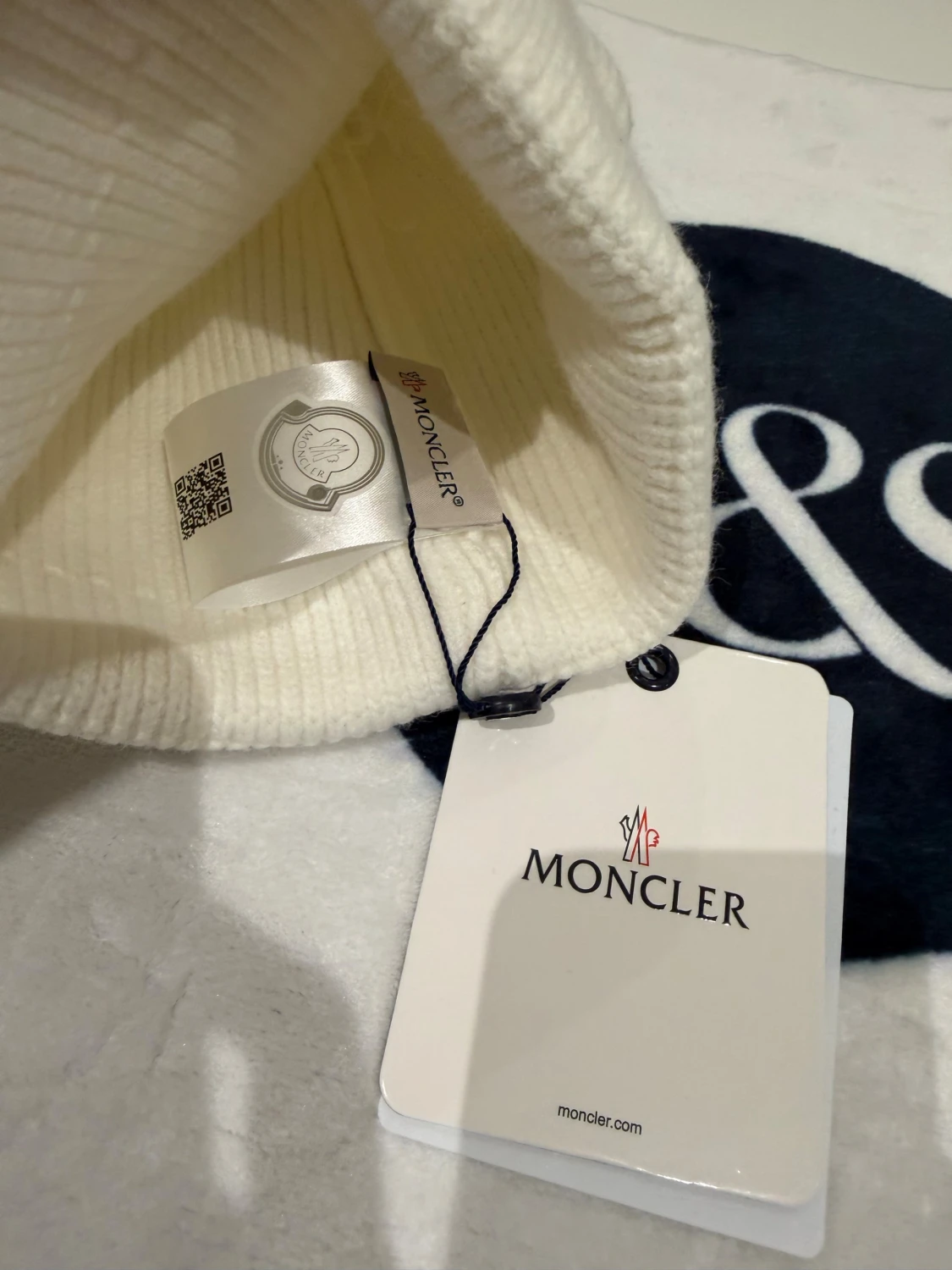Moncler | Women’s white beanie - 3