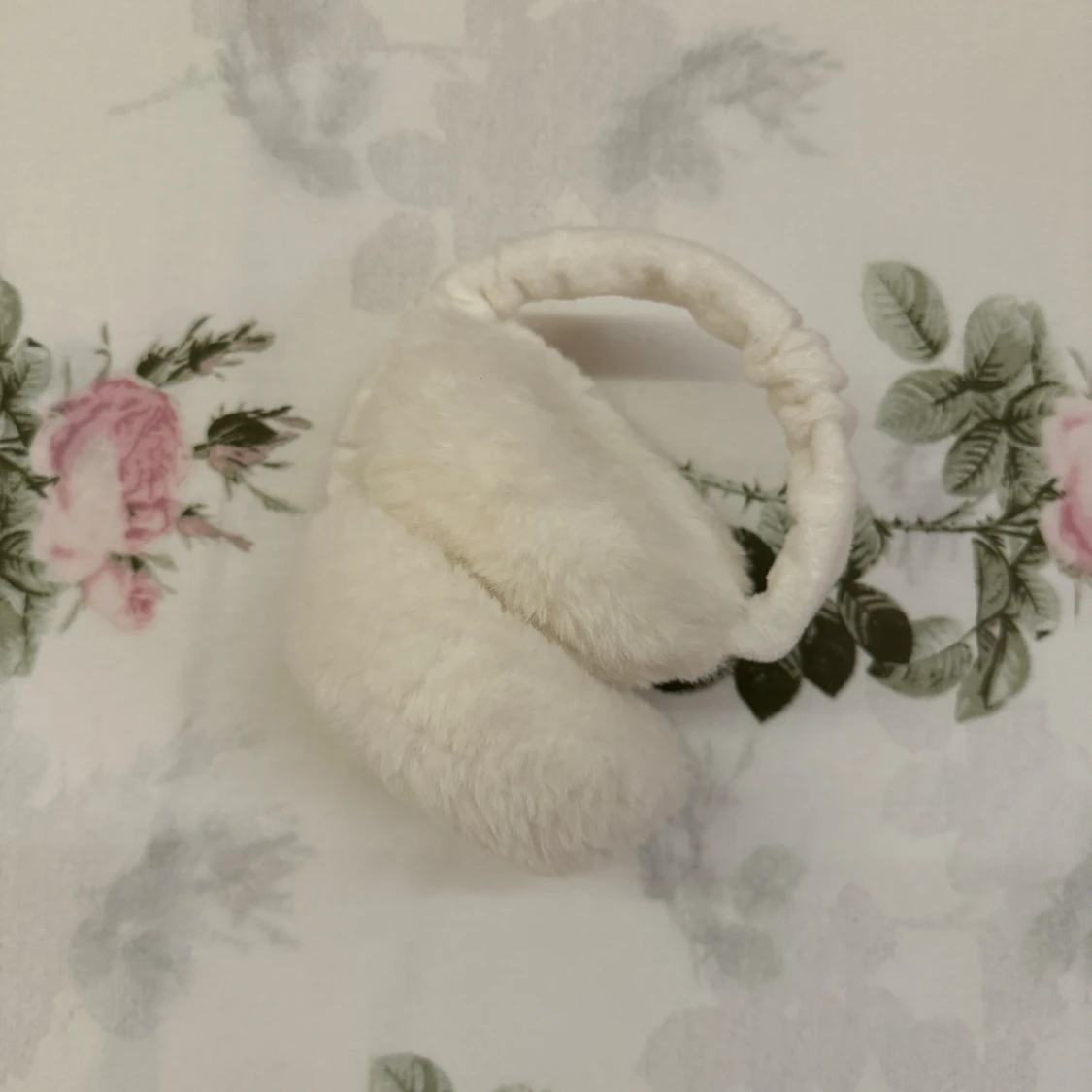 Vita fluffiga öronmuffar - 3