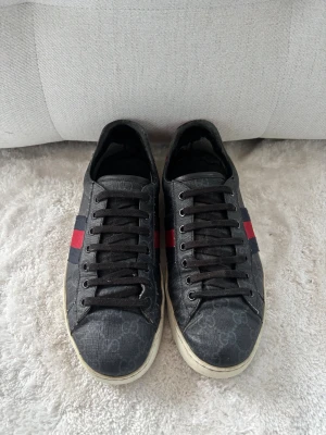 Gucci Ace skor - Gucci Ace skor i bra skick (8/10) | skorna har en liten defekt bak på hälen (se bild 4) och de är även lite nötta på insidan av skon i hälen | Nypris: +-8500 | Mitt pris: 1999 kr! | Kom pm vid funderingar