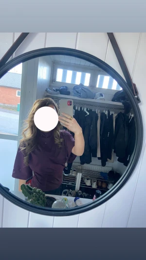 Vinröd polotopp med vida ärmar - Storlek M men passar S också! Säljer en snygg vinröd polotopp med högt krage och vida, korta ärmar. Toppen har en loose passform och är perfekt för dig som gillar att sticka ut med färg. Materialet känns mjukt och bekvämt mot huden. Passar dig som vill ha en cool och trendig look.