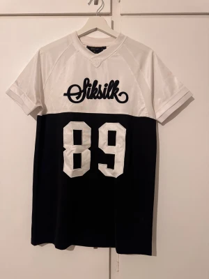 Siksilk T-shirt  - Snygg T-shirt från Siksilk i storlek S. Perfekt för dig som gillar streetwear och sport. Aldrig använd, enbart testad. Prislapp är dock borta men snöret är kvar 