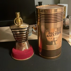 Jean Paul Gaultier Le Male Elixir - Jean Paul elixir runt 100-90 ml kvar kvar köpte på Åhléns för 1600 fint skick med kvitto 