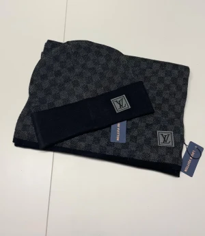 Lv Halsduk och Mössa set - Säljer ett helt ny sett mössa + halsduk aldrig använd. Storlek One size. Snabb frakt, fraktar inom 24h. Kan även mötas i Stockholm. Skriv vid fler frågor