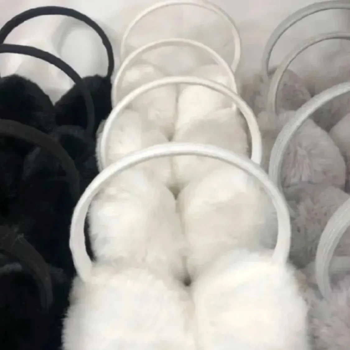 Fluffiga öronvärmare i vitt och svart - 1