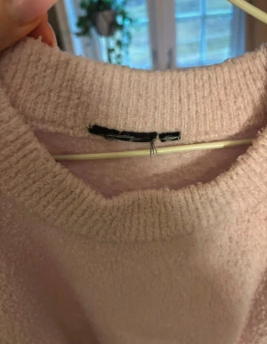 Rosa stickad tröja - en rosa tröja som är aldrig använd av mig och vet ej vart den är ifrån för har fått den😇 väldigt mjuk och skön och lite ”over size”  (den är mer rosa i v verkligheten men kan se väldigt tråkig  ut på bild )