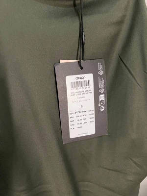 Mörkgrön satinklänning - ONLY - Perfekt till nyår :)