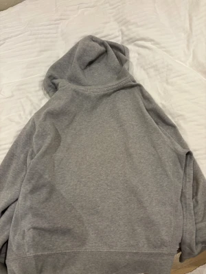 Grå XL hoodie från Polo Ralph Lauren  - Säljer en grå hoodie från Polo Ralph Lauren i storlek XL. Tröjan har huva med snörning, dragkedja framtill och två fickor. Materialet är mjuk bomull och polyester, perfekt för chill dagar. Klassisk logga broderad på bröstet.