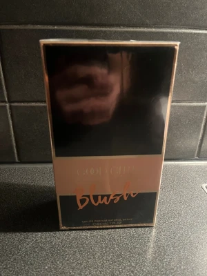 Good Girl Blush EdP 80ml - Good Girl Blush Eau de Parfum, 80 ml. Ingredienser: Alcohol Denat., Parfum, Aqua, Hydroxycitronellal, Limonene, Benzyl Salicylate, Linalool, Hexyl Cinnamal, Citral, Benzyl Alcohol m.fl. Tillverkad i Spanien. Snygg och modern parfym för dig som vill sticka ut.